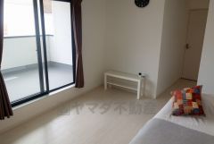 8帖。主寝室としてお使いいただけそうなこちらのお部屋は、日当たりが良く、爽やかな風を感じて起きる朝は、快適生活の始まりに。