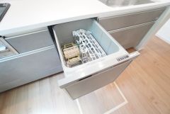炊事時間を大幅に短縮できる食器洗浄乾燥機付き＾＾食器を洗う手間が減るので家族とのコミュニケーションの時間や自分の時間が増えますね。