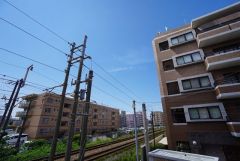 バルコニーからは空を広く感じられる開放的な眺望が魅力＾＾ 前面に圧迫感が少なく、晴れた日は気持ちの良い空を楽しめます。電車の行き交う景色も日常にほどよい動きを添えてくれます＾＾