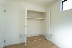 5.2帖の洋室にもしっかり収納完備＾＾たくさん荷物がある人も安心。