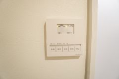 浴室暖房乾燥機には、暖房、乾燥、涼風、換気の4つの機能が付いています。タイマー付きです。換気・雨の日の洗濯も安心です＾＾