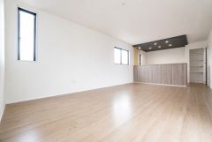 窓から光が差し込む明るいダイニングです＾＾