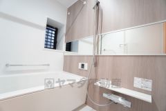 1日の疲れを癒すくつろぎのバスルーム。足を伸ばしてもゆったりと入れるサイズです。お子様と一緒にお風呂に入っても狭くないですね＾＾