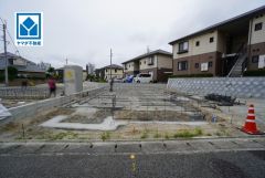 B号棟。現地2026年6月撮影。 駐車3台可能。マイカー用や来客時にも安心です。最寄りバス停まで徒歩3分。天神・博多駅行。