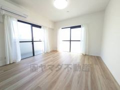 7帖。主寝室としてお使いいただけそうなこちらのお部屋は、日当たりが良く、爽やかな風を感じて起きる朝は、快適生活の始まりに。 