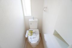 1階2階の2ヶ所にトイレがありますので、忙しい朝にも家族に気を使わず、ゆとりが生まれますね＾＾ 小窓付きで換気する時に便利です＾＾
