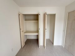 洋室にはダブルクローゼットが設けられています＾＾たっぷり収納できるので衣替えの心配もいりませんね＾＾