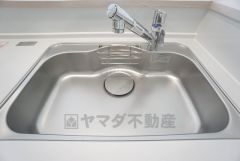大きなお鍋も楽々洗える幅の広いシンクです＾＾ステンレスシンクなので簡単にお掃除できますよ。洗剤やスポンジもすっきりできる収納付き。