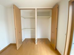 1階洋室の収納です＾＾ 使用頻度が少ないものは枕棚の上に、足元には3段ボックスを置いて、フル活用できますね＾＾ 