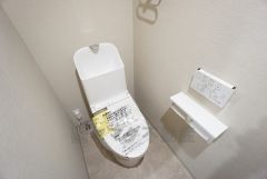 温水洗浄機付トイレです。節水機能もあるので、安心して使えますね。汚れをガードする構造でサッと一拭き、お手入れが簡単です＾＾