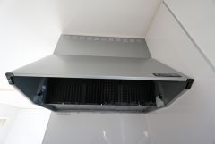 調理により発生する油煙や臭いを吸い込み、屋外へ排気してくれます。