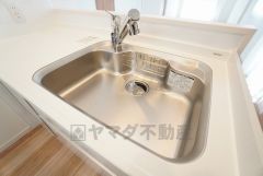 大きなお鍋も楽々洗える幅の広いシンクです＾＾ステンレスシンクなので簡単にお掃除できますよ。洗剤やスポンジもすっきりできる収納付き。