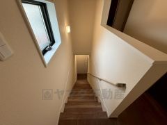 お子様も高齢の方も安心して上り下りができる手摺がついた安心設計です。 階段には小窓を配置しました。日中でも暗くなりがちな階段下が明るくなり安全ですね。