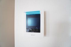 防犯性、セキュリティ対策に安心できるテレビモニター付きインターフォンです。セールスマン対策にもなり安心できます。