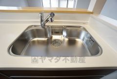 大きなお鍋も楽々洗える幅の広いシンクです＾＾ステンレスシンクなので簡単にお掃除できますよ。洗剤やスポンジもすっきりできる収納付き。