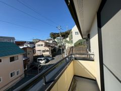 陽当たりの良いバルコニーです。 壁や屋根に守られながら、心地よい自然の光や風を感じることができ、ほどよく開放感のある空間＾＾ 