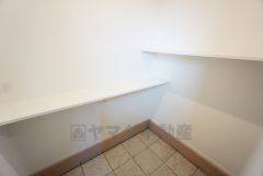 シューズインクローク内にはカウンター付き。外出時に必要な鍵やマスクなどの置き場に重宝しますね＾＾土間になっているのでベビーカーやゴルフバッグなどの収納にも＾＾