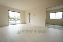 大きな掃き出し窓のあるリビングは、陽光あふれる明るい空間です。ゆったりと寛げる憩いの場となりそうです。