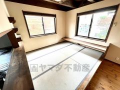 タタミコーナーにはカウンター付き。お庭を眺めながら一息休憩に。