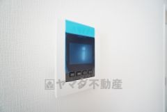 防犯はもちろん、セールスマン対策にもなるモニター付きインターホンです。お子さん1人での留守番時にも活躍しそうです。