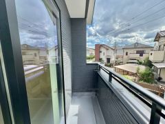 周りに高い建物もなく、バルコニーは日当たり、風通し良好です。お洗濯物も気持ちよく干せそうですね＾＾