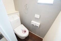1階2階の2ヶ所にトイレがありますので、忙しい朝にも家族に気を使わず、ゆとりが生まれますね＾＾ 小窓付きで換気する時に便利です＾＾