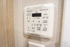 雨の日の洗濯も安心できる浴室暖房乾燥機付き浴室。リモコンで操作もボタン1つで簡単。