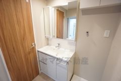 三面鏡裏収納付き洗面化粧台です＾＾ 歯磨きセットやスキンケア用品などの収納に便利ですね。