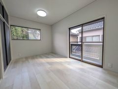 主寝室としてお使いいただけそうなこちらのお部屋は、日当たりが良く、爽やかな風を感じて起きる朝は、快適生活の始まりに。