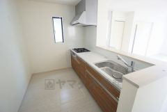 対面式キッチンなのでリビングにいるご家族とコミュニケーションを取りながら洗い物や、お料理が楽しめそうですね＾＾