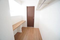 収納力豊富なウォークインクローゼット。洋服や小物などを1箇所にまとめて美しい収納を実現します。スーツケースのような大型の荷物も置けます＾＾