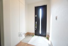 採光も考えられた明るい玄関です。たっぷり収納できるシューズボックス付きなので、家族全員の靴がきれいに整頓できます。