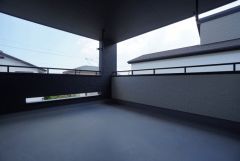 幅広のインナーバルコニーは急な雨から洗濯物を守りやすく、眩しすぎる日差しも和らげます。テーブルセットを設置して気軽に外で朝食やお茶など楽しむセカンドリビングとしても＾＾