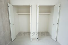 寝室にはハンガーパイプ付きのクローゼットが設けられています。たっぷり収納できるので衣替えの心配もいりませんね＾＾全居室収納付き＾＾