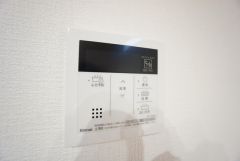 キッチン横からお湯張り、追い炊き、足し湯がボタン一つで楽々操作できる給湯機リモコンです。忙しい夕飯準備の時間帯に重宝しますね。