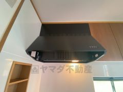 コンロ上には換気扇完備＾＾すぐ横に勝手口が設けられているので、換気扇と合わせてWで換気できます＾＾