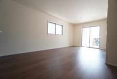 大きな掃き出し窓のあるリビングは、陽光あふれる明るい空間です。ゆったりと寛げる憩いの場となりそうです。