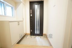 ご家族の靴をスッキリと片付けられるシューズボックス付きの玄関です＾＾スッキリと片付いた玄関は気持ちがいいです。