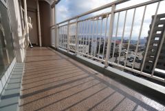 南西向きで陽当たりの良いバルコニーです。お洗濯やお布団干しはもちろん、日光浴スペースにも＾＾ 天気のいい日にはお布団もまとめて干せそうですね＾＾ 