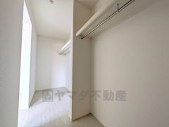 寝室にはハンガーパイプ付きの広々ウォークインクローゼットが設けられています。たっぷり収納できるので衣替えの心配もいりませんね＾＾ 