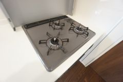3種類の料理が同時に調理できる、3口ガスコンロ。忙しい夕食の支度時間が短縮できて効率よくお料理が楽しめます。
