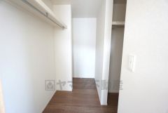 2階ホールからも寝室からも出入りできる広々ウォークインクローゼット。適切な場所に配置することで生活動線を短くし、家事効率も高まりますね＾＾