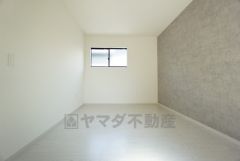 アクセントクロスがお洒落な約6帖の洋室。
