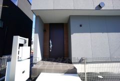 玄関には屋根があるので雨の日も安心してカバンの中から鍵が探せますね＾＾