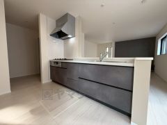 対面式キッチンなのでリビングにいるご家族とコミュニケーションを取りながら洗い物や、お料理が楽しめそうですね＾＾