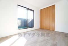 6帖。木の温もりがやさしいフローリングとシンプルなクロスで、住む人のこだわりを活かす洋室＾＾広めのクローゼットもあり荷物もすっきり片付けられ、ゆとりのある暮らしが出来ます＾＾ 