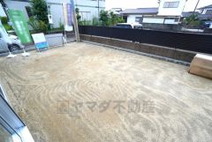 お庭付き＾＾日光浴やガーデニングはもちろん、お子さまの外遊びの場としても＾＾リビング・和室からも様子が見守れるので安心です＾＾