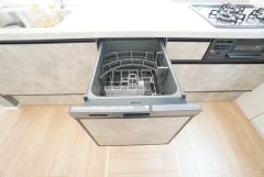 炊事時間を大幅に短縮できる食器洗浄乾燥機付き＾＾食器を洗う手間が減るので家族とのコミュニケーションの時間や自分の時間が増えますね。