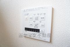 浴室暖房乾燥機には、暖房、乾燥、涼風、換気の4つの機能が付いています。タイマー付きです。換気・雨の日の洗濯も安心です＾＾