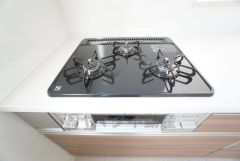 3種類の料理が同時に調理できる、3口ガスコンロ。忙しい夕食の支度時間が短縮できて効率よくお料理が楽しめます＾＾